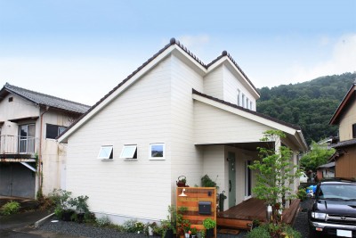 漆喰の壁と無垢フローリングの平屋