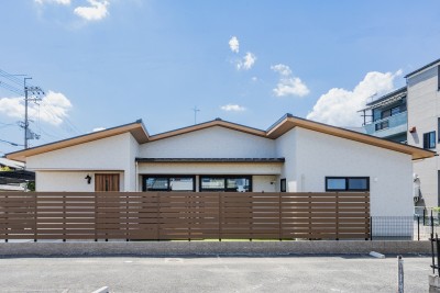 無垢のフロアで温かみのある、勾配天井が開放的な平屋のお家