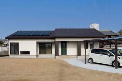 大きな屋根と魅力的な奥様動線、理想のプライベート空間が融合した心地よい暮らしの平屋