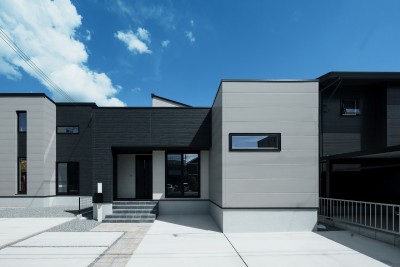 本物さながらの和モダンテイスト　光が降り注ぐ開放的な勾配天井のある平屋