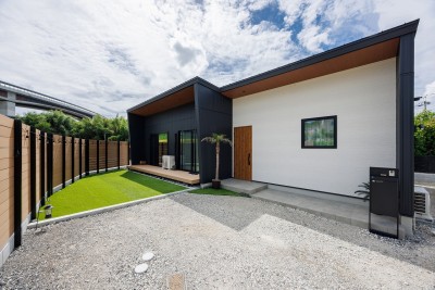 ヌックのあるこだわりの詰まった白×黒のシンプルモダン平屋