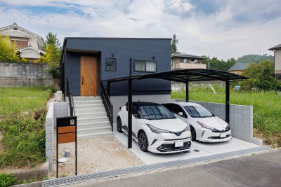 ワンちゃんと暮らすネイビーが映えるシンプル平屋