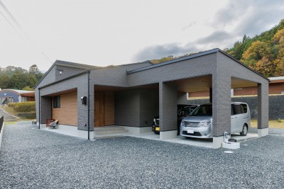 家族の気配が感じられる平屋のガレージハウス