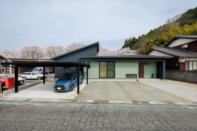 桜の木を眺められる自然素材の平屋のお家