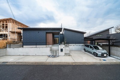 漆喰塗りのナチュラルLDKと片流れ屋根の回遊動線平屋